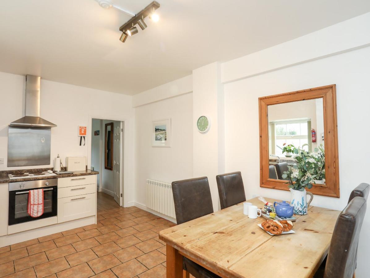 2 The Coach House Apartment Pentraeth Bagian luar foto